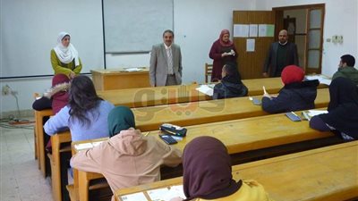 عميد علوم بورسعيد يتابع امتحانات الفصل الدراسي الأول ( صور)