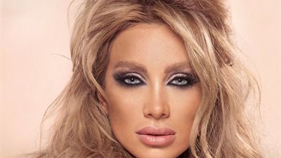 مايا دياب تصل مطار القاهرة لإحياء حفل غنائي برأس السنة