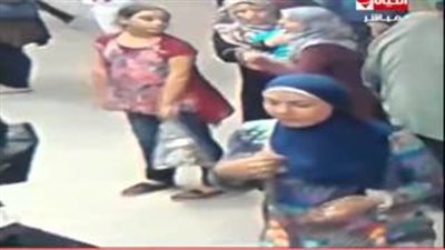 بالفيديو.. فتاة تسرق حقيبة منتقبة بمحطة مترو الأنفاق