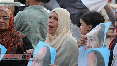 بالفيديو والصور.. العشرات يرفعون صور 