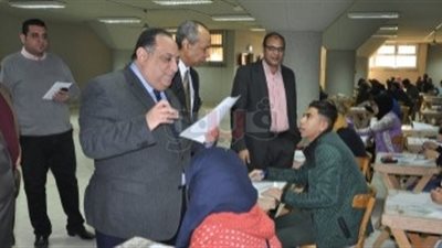 رئيس جامعة حلوان يتفقد سير الامتحانات