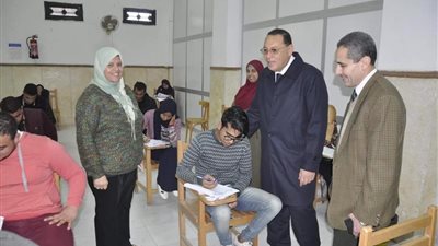 رئيس جامعة قناة السويس يتفقد امتحانات الترم الأول بـ 4 كليات
