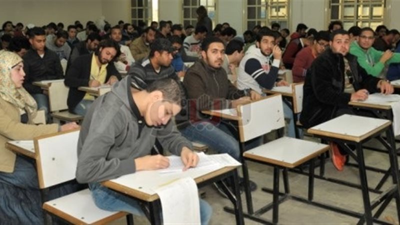 امتحانات طلاب الجامعة