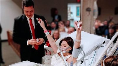 حفل زفاف لمريضة بالسرطان قبل 18 ساعة من وفاتها (صور)