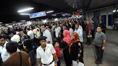 «محطة السادات.. مقفولة بأمر المترو ومفتوحة بقرار النقل».. الشركة: غلق المحطة لدواعٍ أمنية غدًا وفتحها مرة أخرى في أقرب فرصة.. والوزارة: لم نتلقَّ تعليمات والقرار في يد الشرطة