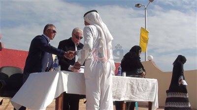 مساعدات مالية لـ100 أسرة من متضررى السياحة بجنوب سيناء (صور)