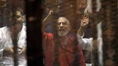 إعادة محاكمة «بديع» و7 آخرين في «أحداث مسجد الاستقامة»