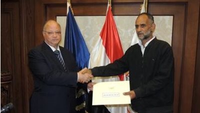 الداخلية تكرم «عم صلاح» بطل حلوان