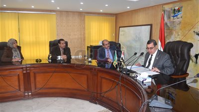 محافظ الفيوم يعقد اجتماعا لبحث آليات تنفيذ خطة محو الأمية