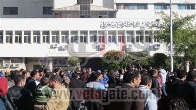 شباب يتظاهرون أمام محافظة بورسعيد للحصول على شقق سكنية