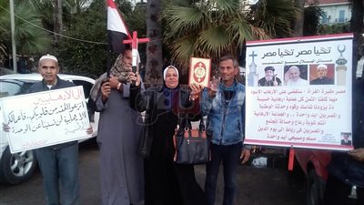 وقفة تضامنية لمواطني الإسكندرية لتقديم التهنئة للأقباط (صور)