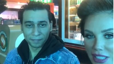 نيكول سابا وأورتيجا يغنيان «العب يالا» بطريقة كوميدية في المطار