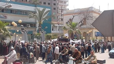 اعتصام عمال  النظافة  للمطالبة بأجورهم المتأخرة بالمحلة