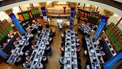 البورصة تتجاهل نتائج الاستفتاء وتخسر 4.74 مليار جنيه
