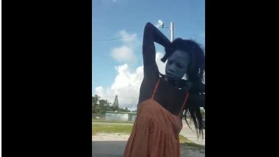 امرأة تتعرض لموقف محرج لنظرها في زجاج سيارة متوقفة (فيديو)