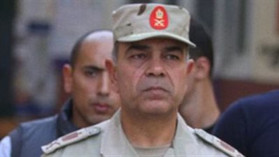 قائد المنطقة المركزية العسكرية يضع الزهور على نصب شهداء الشرطة