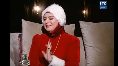 ميار الببلاوي تظهر بملابس بابا نويل على الهواء (فيديو)