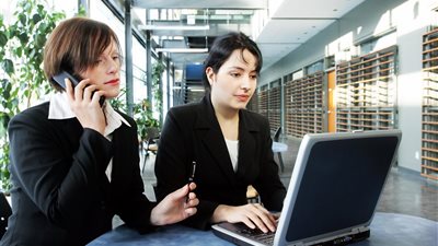 «أهم قواعد إتيكيت المرأة في العمل»