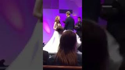 موقف مفاجئ يصيب عروسين بالصدمة أثناء مراسم الزواج (فيديو)