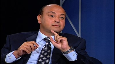 عمرو أديب يشيد بمشاركة المصريين بالخارج في الانتخابات