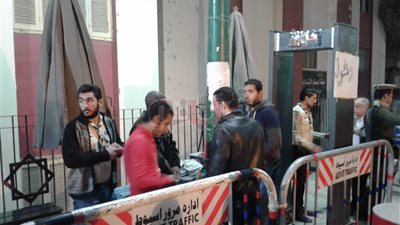 تحقيق الشخصية وتفتيش الحقائب قبل دخول الكنائس بأسيوط (فيديو وصور)