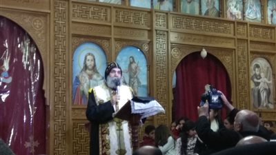 توافد الأقباط لأداء قداس رأس السنة بـ«السيدة العذراء» في مطروح (صور)