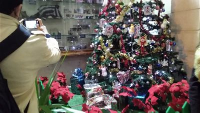 المحتفلون بعيد الميلاد بالإسكندرية: لن ننسى شهداء الكنيسة المرقسية (صور)