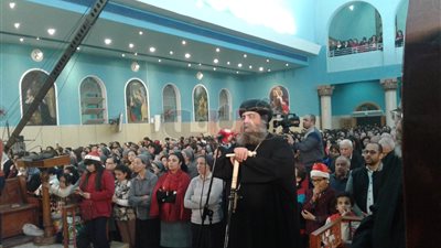 الأنبا يوأنس يترأس قداس الميلاد بكاتدرائية رئيس الملائكة بأسيوط (صور)