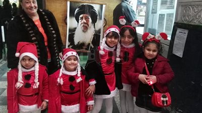 الأطفال يرتدون ملابس بابا نويل احتفالا برأس السنة في بورسعيد (صور)
