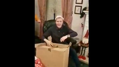 هدية غير متوقعة لشاب تصيبه بالصدمة (فيديو)