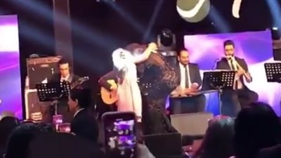شيرين عبد الوهاب تحتضن بناتها على المسرح في حفل رأس السنة (فيديو)