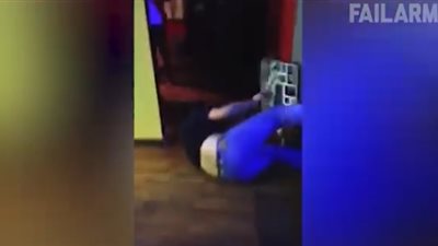 أشخاص يتعرضون لكوارث أثناء احتفالهم بالعام الجديد (فيديو)