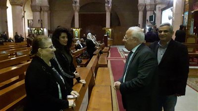 محافظ بورسعيد مهنئا الأقباط بعيد الميلاد: المصريون على قلب رجل واحد (صور)