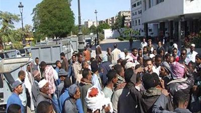 وقفة احتجاجية للعاملين بنظافة المحلة