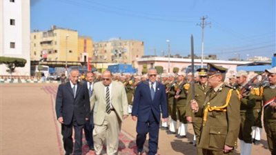 بالصور.. قيادات الدقهلية يضعون الزهور على نصب شهداء الشرطة