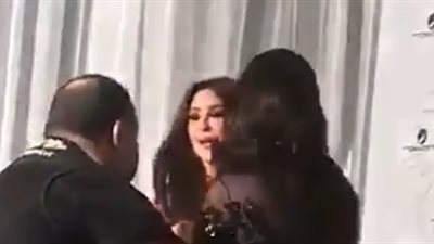 شيرين تستقبل إليسا بالقبلات والأحضان بحفل رأس السنة في دبي (فيديو)