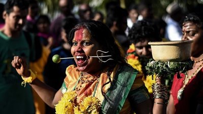 بالصور.. الهندوس يثقبون وجوههم في مهرجان سنوى غريب بماليزيا