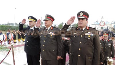 بالصور.. مدير أمن الإسكندرية يضع إكليل زهور على النصب التذكاري