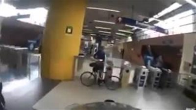 بالفيديو.. شرطى يقتحم مترو الأنفاق بدراجته النارية لضبط «حرامي»