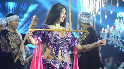 صافيناز ترقص بالعصا في حفل رأس السنة (صور)