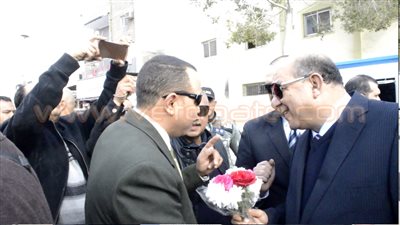 بالصور.. مدير أمن السويس يوزع الورود على المواطنين في الشارع