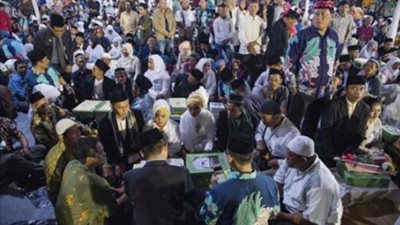 إندونيسيا تستقبل العام الجديد بحفل زفاف جماعي (صور)