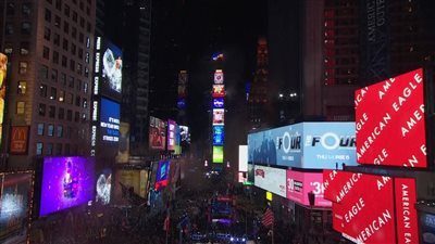 نيويورك تستقبل العام الجديد بالرقص وعروض الزواج رغم الموجة الباردة