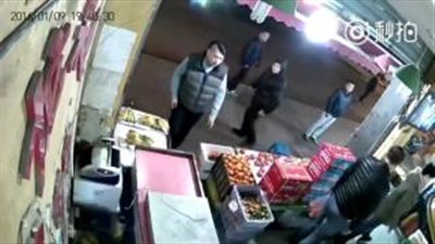 بالفيديو.. عصابة تحطم متجر للفاكهة في الصين