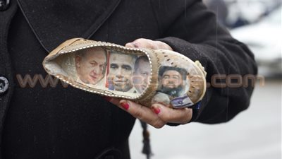 بالصور.. «البغدادي وأردوغان وأوباما» على حذاء مواطنة بالتحرير