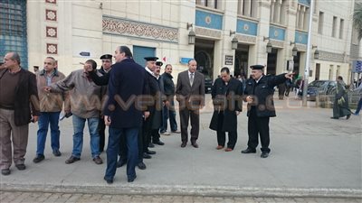 الشرطة توزع الورود على ركاب المترو