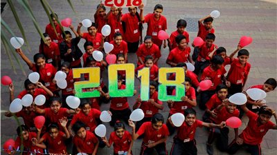 قبلات ورقص وألعاب نارية.. 150 صورة ترصد كيف استقبل العالم 2018