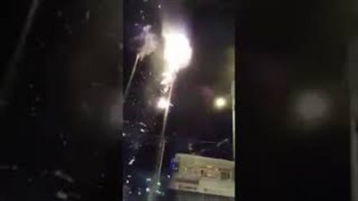 لحظة اشتعال النيران في نخلة بسبب الألعاب النارية (فيديو)