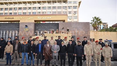 بالصور.. محافظ الإسماعيلية يهنئ الشرطة بذكرى 25 يناير