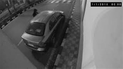 لص يلقن ثلاثة شباب درسا في بداية 2018 (فيديو)